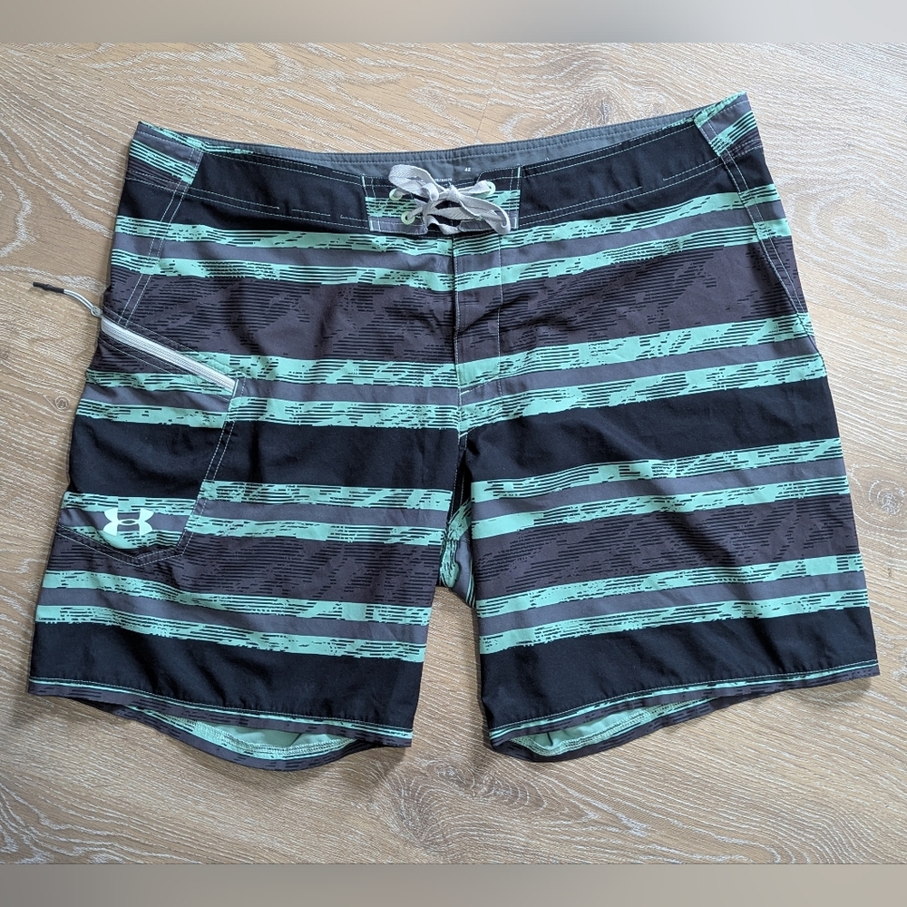 Under Armour Heat Gear Men's Loose‎ Fit Striped Quick Dry Board Shorts